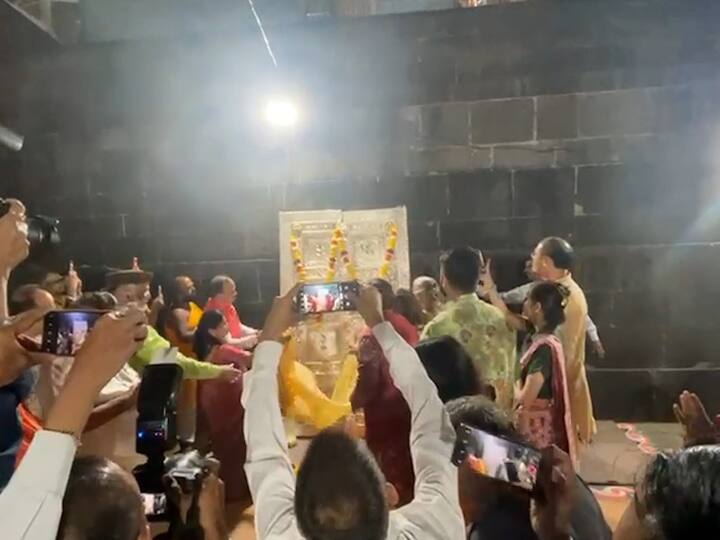 त्र्यंबकेश्वर मंदिरातील अध्याय ज्योतिर्लिंगाची झीज होऊ लागल्याची बातमी काही दिवसांपूर्वी समोर आली होती. यावर उपाययोजना म्हणूनच हा निर्णय घेण्यात आला असल्याचे समजते आहे. तसेच शिवलिंगाच्या एका बाजूचा वज्रलेप निघत असल्याचे दिसून येत असून हा वज्रलेप लावून केवळ आठ वर्षे पूर्ण झाली आहेत. तरी देखील शिवलिंगाची झीज होत असल्याची असल्याने मंदिर प्रशासनाकडून चिंता व्यक्त करण्यात येत आहे. त्याच अनुषंगाने त्रंबकेश्वर येथील ज्योतिर्लिंगाचे संवर्धन आणि मंदिराची देखभाल दुरुस्तीसाठी काही दिवस मंदिर बंद ठेवण्यात येणार असल्याची शक्यता आहे.