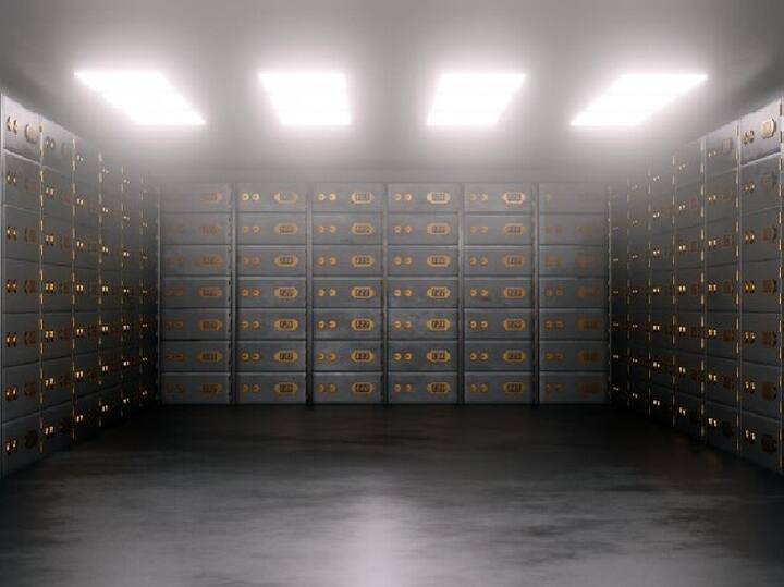 SBI का लॉकर चार्ज 2 हजार से 12 हजार रुपये तक का हो सकता है. PNB का लॉकर चार्ज 1,250 रुपये लेकर 10 हजार रुपये तक का है. वहीं HDFC का लॉकर चार्ज 3,000 से 12,000 रुपये और ICICI बैंक का लॉकर चार्ज 1,200 रुपये से लेकर 5,000 रुपये तक का है.(PC: Freepik)