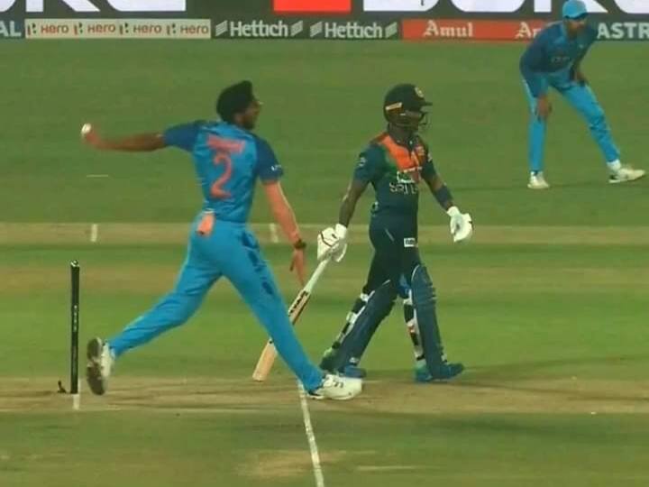 IND vs SL 2ns T20I: After consecutive 3 no balls in his first over fast blower Arshdeep Singh trolled by fans see reaction IND vs SL 2nd T20I: अर्शदीप सिंह ने पहले ओवर में फेंकी 3 नो बॉल, लोगों ने सोशल मीडिया पर लगाई क्लास