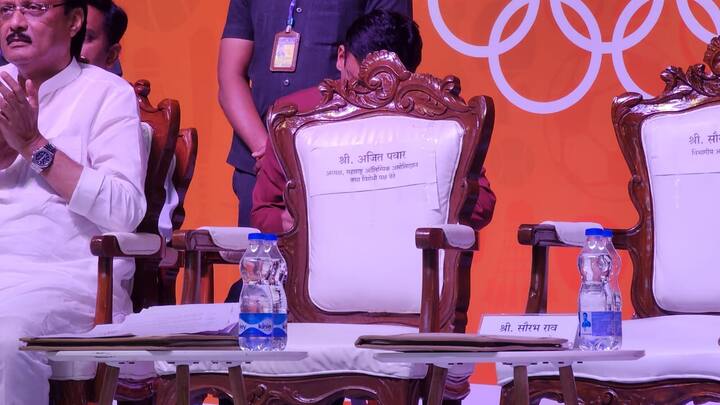 पुण्यात राज्य ऑलिम्पिक स्पर्धेची मशाल पेटवून उपमुख्यमंत्री देवेंद्र फडणवीस पुढच्या कार्यक्रमासाठी रवाना झाले. त्यानंतर अजित पवार उपमुख्यमंत्र्यांच्या खुर्चीवर विराजमान झाले होते.