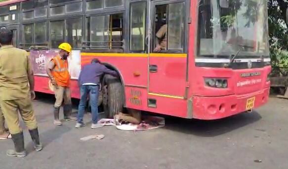 आज सकाळी 11 च्या सुमारास ठाणे परिवहन सेवेची बस ब्रम्हांड बस स्टॉप येथून प्रवासी भरून निघाली होती.