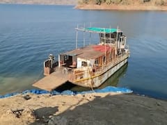 Nandurbar: नर्मदा काठावरील तरंगता दवाखाना धोकादायक स्थितीत, कर्मचाऱ्यांची आरोग्य सुविधा पुरविण्यासाठी धडपड