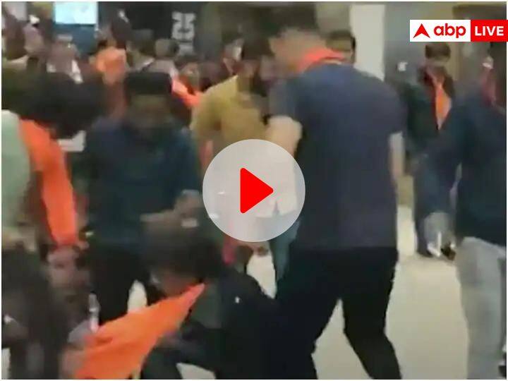 Watch: अहमदाबाद के मॉल में VHP और बजरंग दल के कार्यकर्ताओं ने जमकर किया हंगामा, फिल्म ‘पठान’ के फाड़े पोस्टर Ahmedabad Film Pathaan Controversy VHP and Bajrang Dal workers create ruckus in mall tear posters of film Watch: अहमदाबाद के मॉल में VHP और बजरंग दल के कार्यकर्ताओं ने जमकर किया हंगामा, फिल्म ‘पठान’ के फाड़े पोस्टर