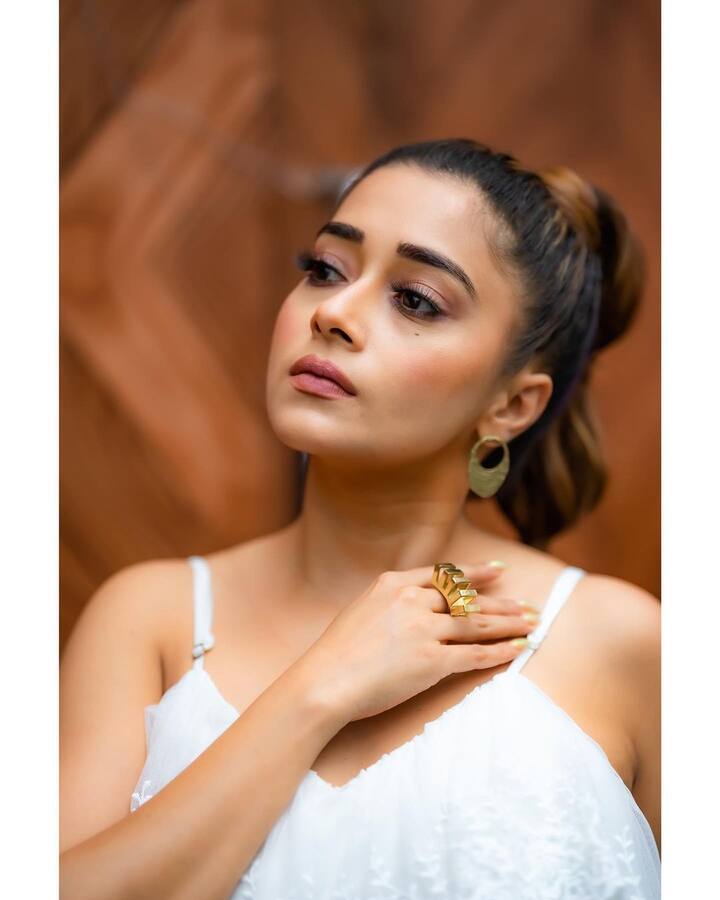 टीना दत्ता अनेक वर्षांपासून छोट्या पडद्यावर सक्रिय आहे. ती काही वर्षांपासून इंडस्ट्रीतून गायब होती, मात्र 'बिग बॉस'मधून तिनं पुन्हा कमबॅक करत आहे. (Tina Datta/instagram)