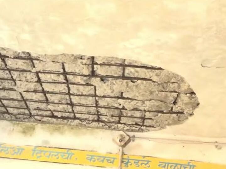 हरिणखेडे गुरुजींनी शाळेशेजारी असलेल्या तेजराम रहांगडाले यांच्या घरी शाळा भरविण्याचा निर्णय घेतला. रहांगडाले यांच्याकडे असलेल्या बकऱ्या ते घराच्या ओसरीत (पडवीत) बांधत होते.