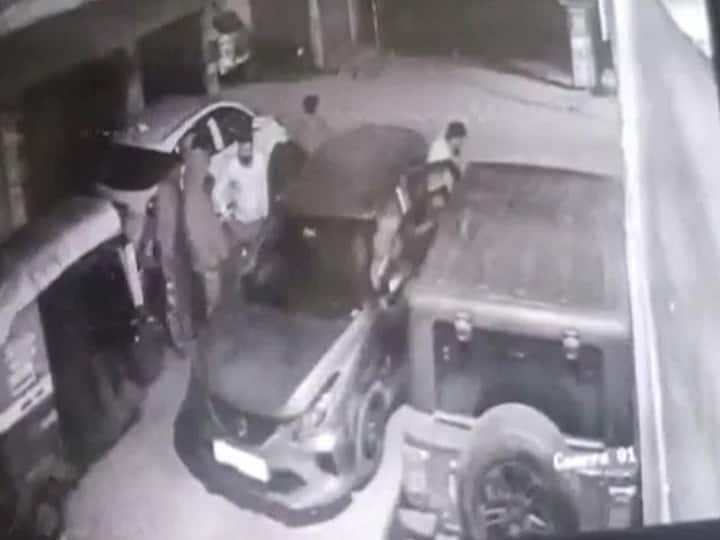 Delhi Car accident 2 More Were Involved Says police Suspects Seen On CCTV know details டெல்லி பயங்கரம்.. இழுத்துச்செல்லப்பட்ட பெண் சடலம்.. சிசிடிவியில் சிக்கிய இரண்டு மர்ம நபர்கள் யார்...?