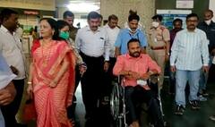 In Pics : 30 फुट खोल दरीत गाडी कोसळली मात्र ते खचले नाहीत; आमदार जयकुमार गोरे ठणठणीत बरे