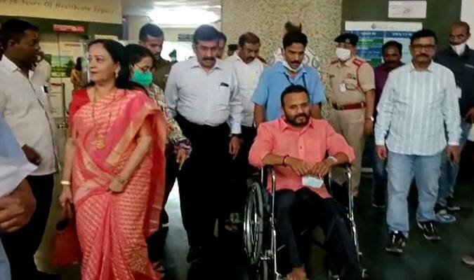 त्यानंतर (Pune) ते हेलीकॉप्टरने त्यांच्या गावी रवाना झाले.