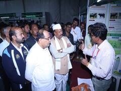 PHOTO:  वादग्रस्त ठरलेल्या सिल्लोडच्या राज्यस्तरीय 'कृषी महोत्सवास' विखेंची भेट