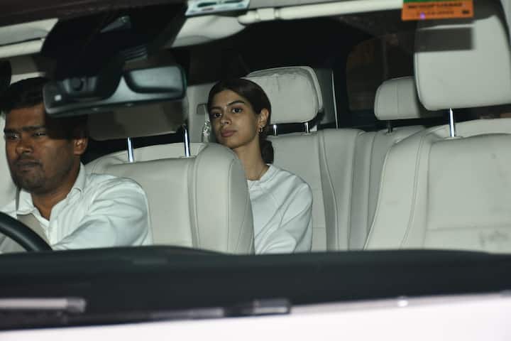 रिया कपूर के बर्थडे पार्टी में कपूर सिस्टर्स ने भी एंट्री मारी खुशी कपूर व्हाइट हूडी में कैजुअल लुक में स्पॉट हुईं.