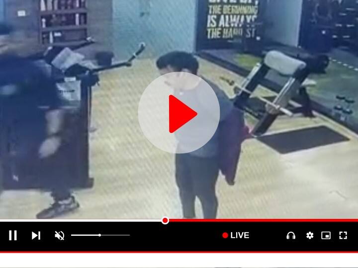 Indore: एक और हैरान करने वाला वीडियो! जिम में वर्कआउट करते हुए अचानक गिर गया युवक, मौके पर ही मौत Indore man dies suddenly while working out in gym heart attack video viral in MP ANN Indore: एक और हैरान करने वाला वीडियो! जिम में वर्कआउट करते हुए अचानक गिर गया युवक, मौके पर ही मौत