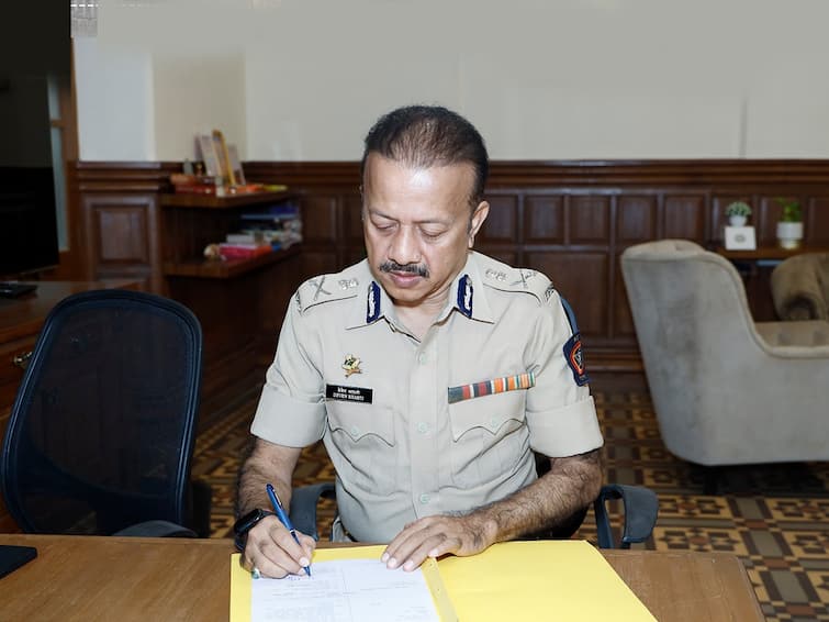 Deven Bharati  took charge as Special Commissioner of Police in Mumbai Deven Bharati : देवेन भारती मुंबईचे नवे विशेष पोलीस आयुक्त, पदभार स्वीकारला