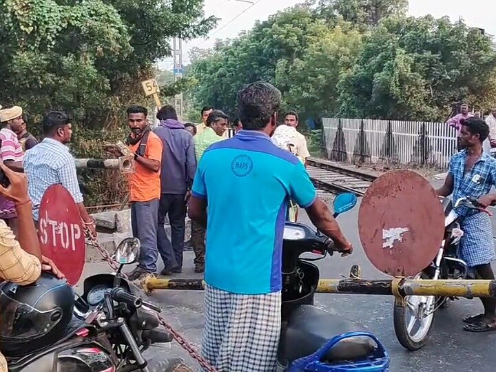 மாயனூர் அருகே டாட்டா ஏஸ் லோடு வாகனம் - லாரி நேருக்கு நேர் மோதி, இருவர் பலி.