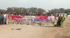 Kamareddy Farmers Angry : కామారెడ్డి కలెక్టర్ కార్యాలయం ముందు భారీ ధర్నా