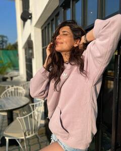 PHOTO: करिश्मा तन्नाचा हॉट लूक; पाहा नवं फोटोशूट!