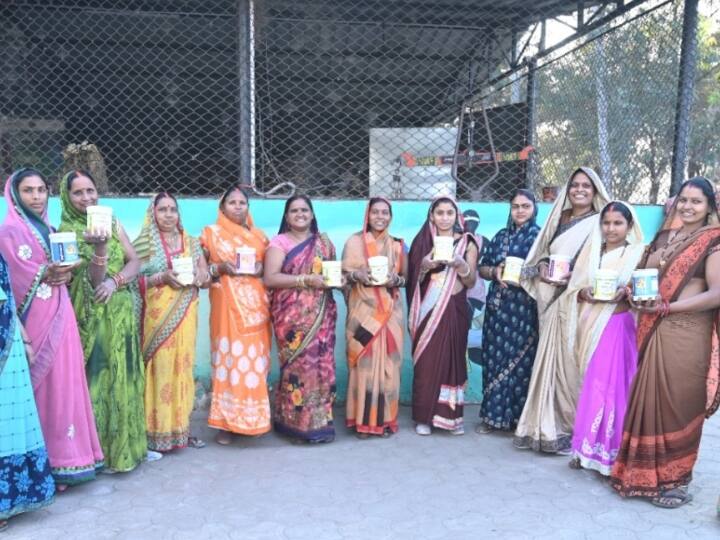 durg Chhattisgarh Government instructions to get all government by cow-dung high quality paint prepare by women ANN Durg News: मल्टीनेशनल कंपनियों को टक्कर दे रहा महिलाओं द्वारा तैयार किया गोबर पेंट, जानें क्या है इसकी खासियत?