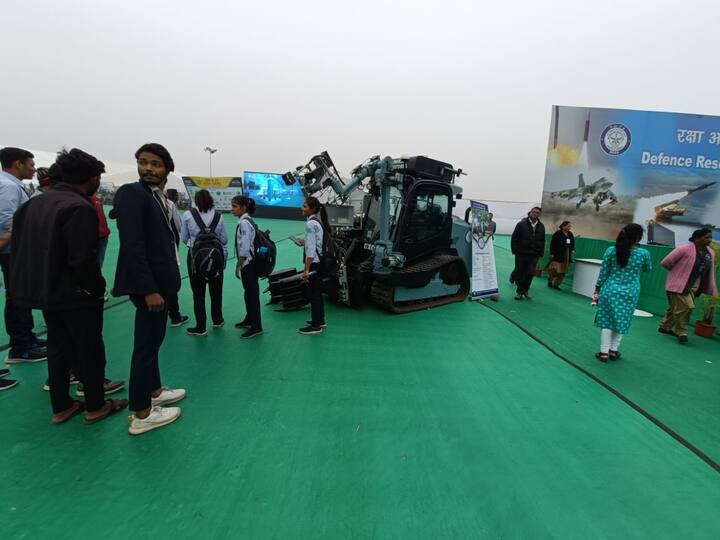 या रोबोटद्वारे तब्बल एक हजार किलो विस्फोटक निकामी करण्याची क्षमता विकसित करण्यात आली आहे. हे तंत्रज्ञान लवकरच वायुसेनेच्या ताफ्यात दाखल होणार आहे.