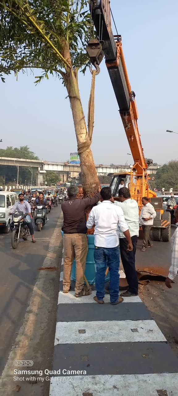 यासोबतच महामेट्रो आणि पीएमआरडीएच्या अधिकार्यांसोबतही आज बैठक घेण्यात आली आहे. शहरात अनेक परिसरात मेट्रोचं काम सुरु आहे. त्या मार्गावरील पेटिंग, बॅरिगेडवर लोगो लावण्याचं काम करण्यात येत आहे. मेट्रो प्रशासनाला जी कामं करणं शक्य नाहीत. त्या कामांची यादी मागवली आहे.