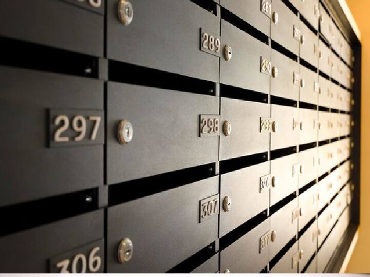 अगर आप पहली बार लॉकर लेने जा रहे हैं तो सबसे पहले उस बैंक में जाकर एप्लीकेशन दे जहां आपको लॉकर लेना है. इसके साथ ही बता दें कि लॉकर लेते वक्त आपको एक तय रकम का भुगतान करना होगा.(PC: Freepik)