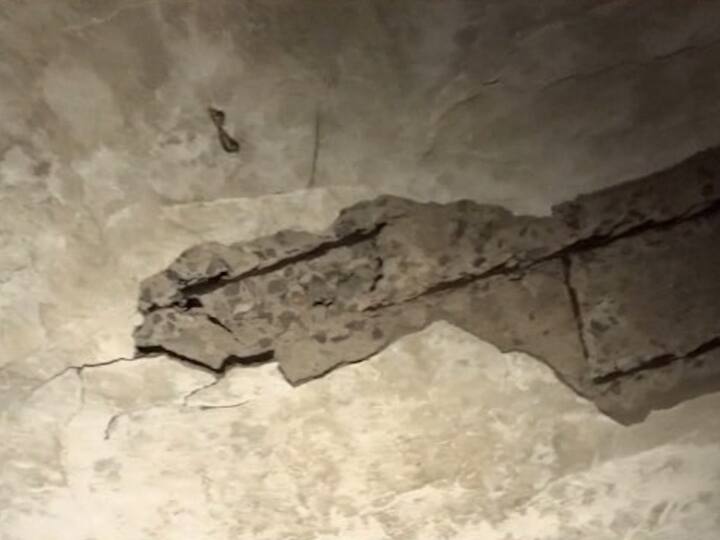 गोंदिया जिल्ह्यातील कन्हारटोला गावातील आहे. गावातील जिल्हा परिषदेची इमारत जीर्ण झाली आहे.