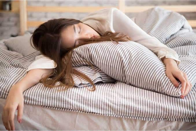 health tips over sleeping problem Know side effect of oversleeping tips and reason Health Tips: रात की भरपूर नींद के बाद भी दिनभर करता है सोने का मन तो हो जाएं सतर्क, जानें क्या है समस्या और समाधान