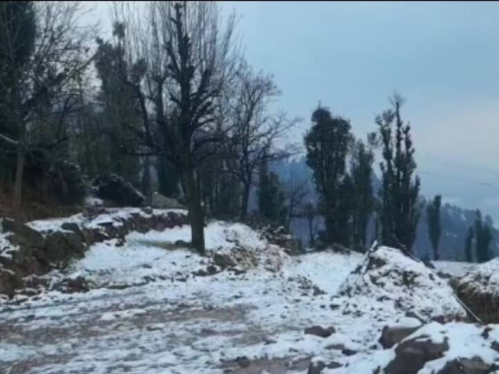 जम्मू-कश्मीर के पहाड़ी शहरों पर लगातार बर्फबारी जारी है. कई जगह देखा गया है कि पूरा शहर सफेद चादर से ढका हुआ है. (फोटो: ANI)