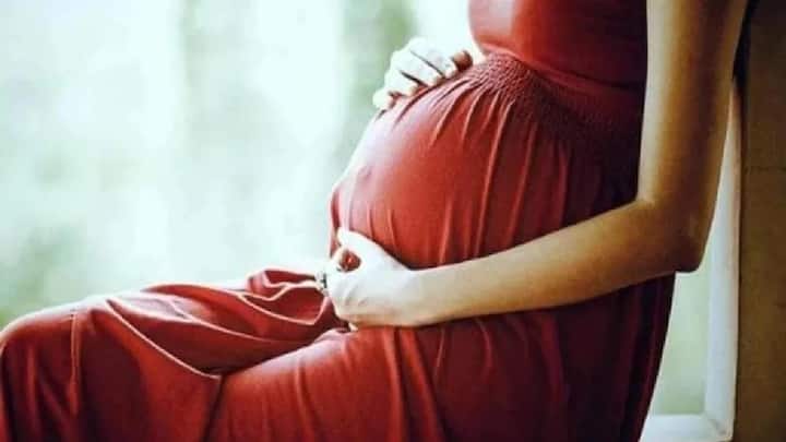 अगर कोई महिला गर्भवती है तो उसे रुद्राक्ष पहनने से बचना चाहिए। अगर कोई व्यक्ति रुद्राक्ष पहनता है तो उसे माँ और बच्चे से दूर रहना चाहिए। अगर किसी कारणवश आपको माँ और बच्चे के पास जाना ही पड़े तो पहले रुद्राक्ष उतार दें।