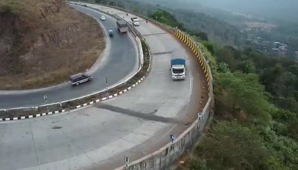 घाटांमधील काही ठिकाणी वाहनांवरील नियंत्रण सुटल्यास भीषण अपघाताची भीती असते.