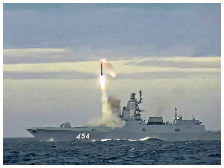 Russia Ukraine Conflict Vladimir Putin Deploys Warship Armed With Unstoppable Hypersonic Zircon Nuclear Missiles Know why it is dangerous Russia Ukraine War: पुतिन ने अटलांटिक महासागर में तैनात किए घातक मिसाइल से लैस युद्धपोत, जानें क्या है वजह?
