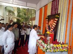 PHOTO : अजित पवार यांच्याकडून लक्ष्मण जगताप यांच्या कुटुंबियांचं सांत्वन