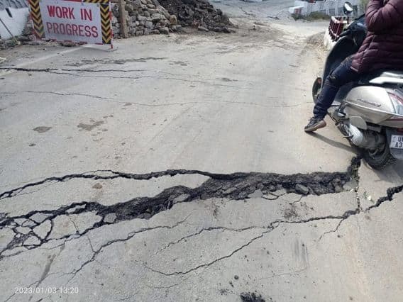 Joshimath Sinking: હોટલ, મકાનો, રસ્તાઓ પર દેખાઈ ખતરનાક તિરાડો, જાણો કેમ ઉતરી રહ્યું છે જોશીમઠ જમીનમાં ? Joshimath Sinking: Dangerous cracks appeared on hotels, houses, roads, know why Joshimath is sinking into the ground? Joshimath Sinking: હોટલ, મકાનો, રસ્તાઓ પર દેખાઈ ખતરનાક તિરાડો, જાણો કેમ ઉતરી રહ્યું છે જોશીમઠ જમીનમાં ?