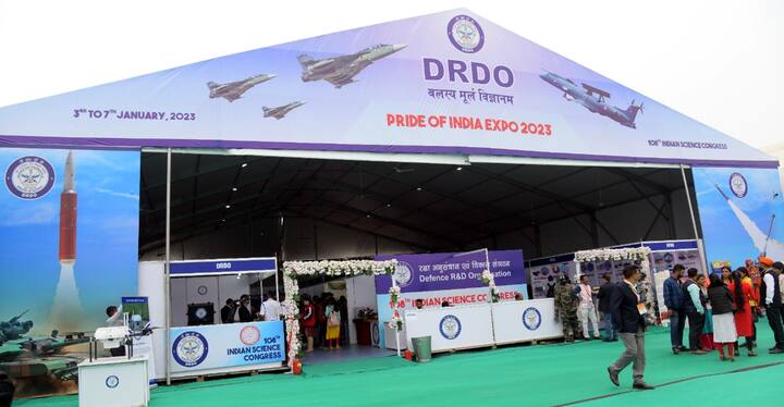 दालनाच्या सुरुवातीला आकर्षक ड्रोण ठेवण्यात आला आहे. पाच किलो वजनाचा हा ड्रोण शत्रूच्या सीमेत घुसून पाच किलोमिटर  परीसरात टेहळणी करू शकतो.