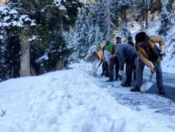 ਸਿਵਲ ਪ੍ਰਸ਼ਾਸਨ ਨੇ ਇਹ ਯਕੀਨੀ ਬਣਾਉਣ ਲਈ ਬਰਫ਼ ਹਟਾਉਣ ਵਾਲੇ ਤਾਇਨਾਤ ਕੀਤੇ ਹਨ ਕਿ ਸੈਲਾਨੀ ਨਿਯਮਤ ਤੌਰ 'ਤੇ ਡੋਡਾ ਆ ਸਕਣ।