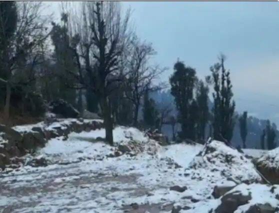 ਜੰਮੂ-ਕਸ਼ਮੀਰ ਦੇ ਪਹਾੜੀ ਕਸਬਿਆਂ 'ਚ ਬਰਫਬਾਰੀ ਜਾਰੀ ਹੈ। ਕਈ ਥਾਵਾਂ 'ਤੇ ਦੇਖਿਆ ਗਿਆ ਹੈ ਕਿ ਪੂਰਾ ਸ਼ਹਿਰ ਚਿੱਟੀ ਚਾਦਰ ਨਾਲ ਢਕਿਆ ਹੋਇਆ ਹੈ।