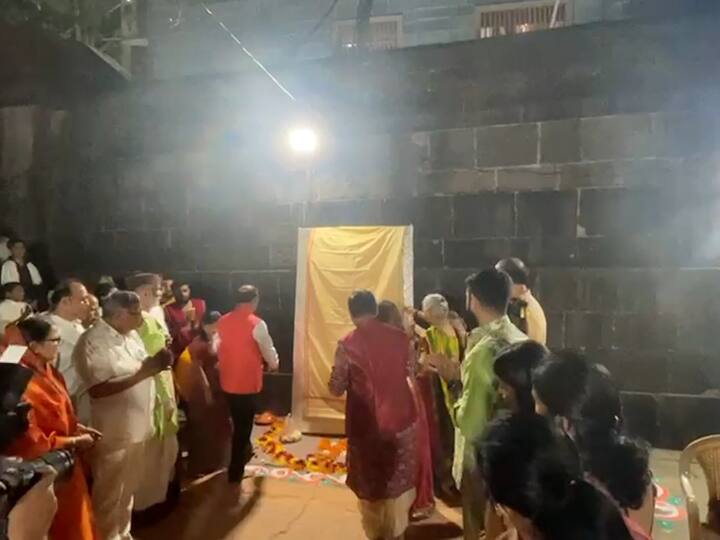 महत्त्वाची बाब म्हणजे, त्र्यंबकेश्वर येथील शिवलिंगाची रचना इतर स्थानांपेक्षा काहीशी वेगळी आहे. त्यामुळे या ज्योतिर्लिंगाला विशेष महत्त्व प्राप्त आहे. येथील शिवलिंगात ब्रह्म विष्णू महेश असे तीन उंचवटे असून या उंचवट्यावर असलेला कंगोरा ज्याला स्थानिक लोक पाळ असे म्हणतात त्या पाळावरचे कवच देखील निघू लागले आहे.