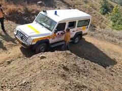 Nandurbar: नर्मदा काठावरील तरंगता दवाखाना धोकादायक स्थितीत, कर्मचाऱ्यांची आरोग्य सुविधा पुरविण्यासाठी धडपड