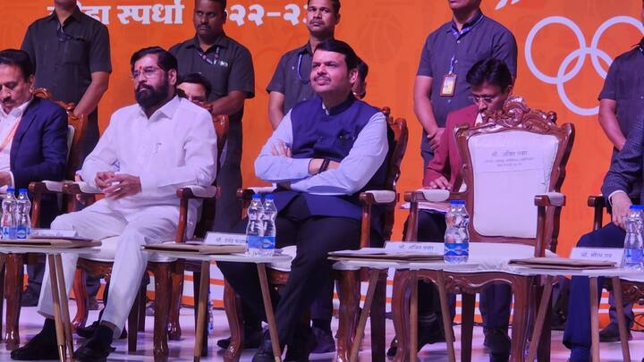 तेव्हा अजित पवार क्रीडा आयुक्त सुहास दिवसे यांच्यावर खडसावले आणि आधी स्पर्धेची मशाल पेटवून शुभारंभ करायला सांगितलं. मग दिवसे यांनी सूत्रसंचालकांना तसं सूचित केले.