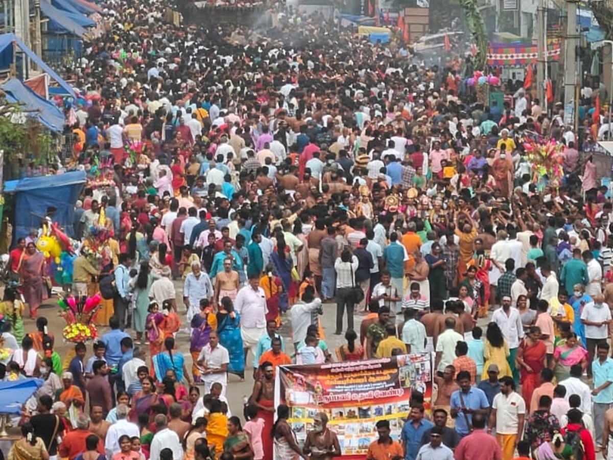 சிதம்பரம் நடராஜர் கோவில் ஆருத்ரா தரிசன தேரோட்டம் - மழையால் குடை பிடித்தபடி தேரை வடம் பிடித்து இழுத்த பக்தர்கள்