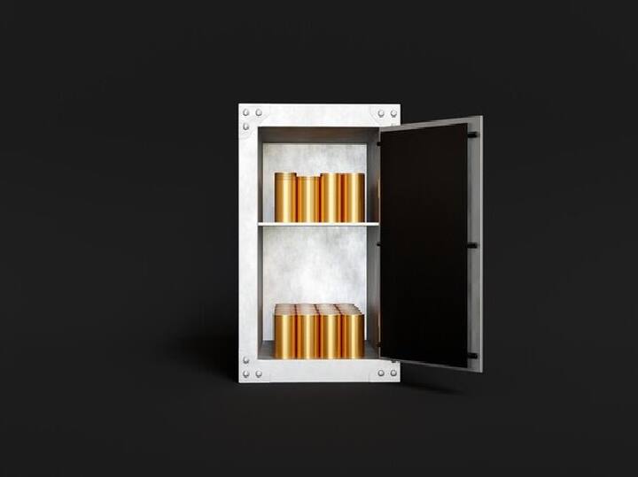 इसके साथ ही हर साल आपको लॉकर का एनुअल फीस भी देनी होगी. यह फीस अलग-अलग लॉकर साइज के आधार पर तय की जाती है.(PC: Freepik)