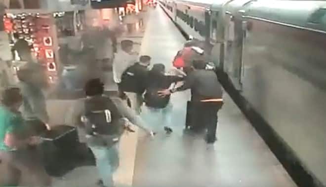 video of woman falls down while catching train at pune railway station goes viral Pune Railway Accident Viral : देव तारी त्याला कोण मारी! रेल्वे सुटत असताना आईची अवस्था पाहून मुलगी किंचाळली अन् खाकीतला देव धावून आला