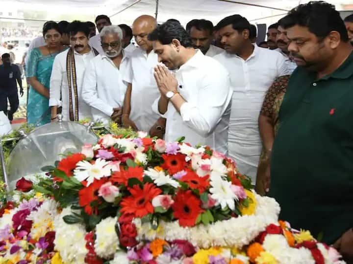 Andhra Pradesh CM Jagan Reddy on Thursday paid tribute to the chairman of Sri Vijaya Visakha Milk Producers Company Limited (Visakha Dairy) in Yalamanchili.