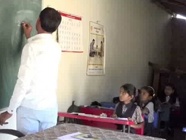 शाळेतील स्लॅबचा भाग खाली कोसळू लागला. इतकेच नव्हे तर, ठेकेदारेने या शाळेचे बांधकाम इतके निकृष्ट केले की, स्लॅबचा लेन्टर देखील हळूहळू वाकू लागला आहे.