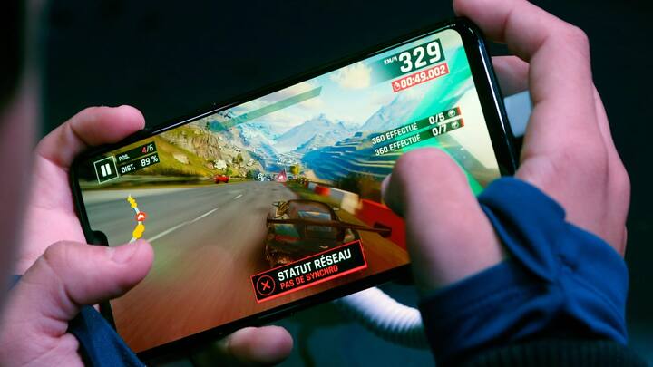 अगर आप गेमिंग के पर्पज से फोन खरीद रहे हैं तो आपको कम से कम 90 हर्ट्ज के रिफ्रेश रेट के साथ स्मार्टफोन खरीदना चाहिए क्योंकि इससे कम में आपका फोन हैंग हो सकता है और आपके गेम का मजा किरकिरा हो जायेगा.