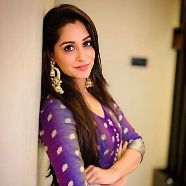 दीपिका कक्कड़ – लिस्ट का दूसरा नाम पॉपुलर एक्ट्रेस दीपिका कक्कड़ का है. जिन्हें अक्सर टीवी शोज में एथनीक लुक में ही देखा गया है. दरअसल एक्ट्रेस को खुद भी इंडियन लुक ही ज्यादा पसंद हैं.