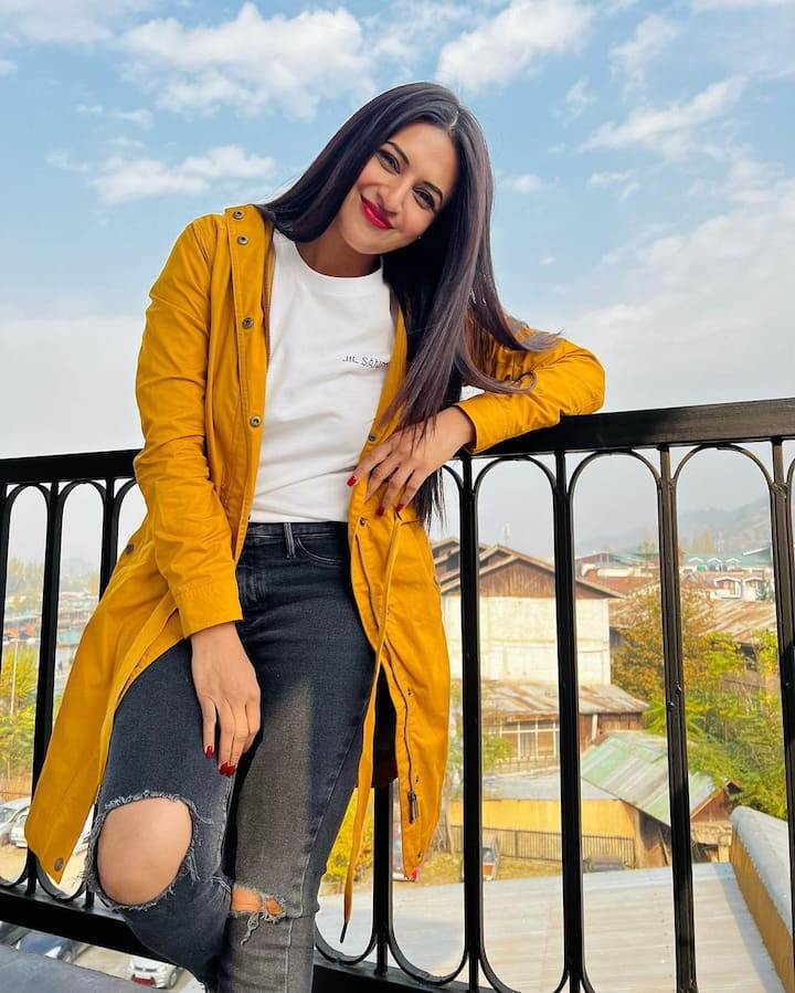 दिव्यांका त्रिपाठी – इसके अलावा दिव्यांका त्रिपाठी भी इस लिस्ट में शामिल हैं. जो ज्यादात्तर बोल्ड आउटफिट्स से दूर ही रहती हैं. साथ ही वो कभी भी बिकिनी में नजर नहीं आईं.