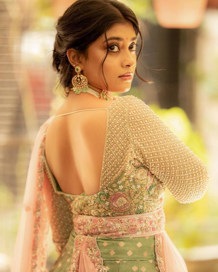 ஆளை கடத்தி போகும் உன் கன்னக் குழியின் சிரிப்பில்..