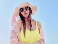 देबिना बनर्जी ने समंदर के किनारे स्विमसूट पहन दिए ग्लैमरस पोज, पति गुरमीत और बेटी के साथ एंजॉय किया डिनर डेट