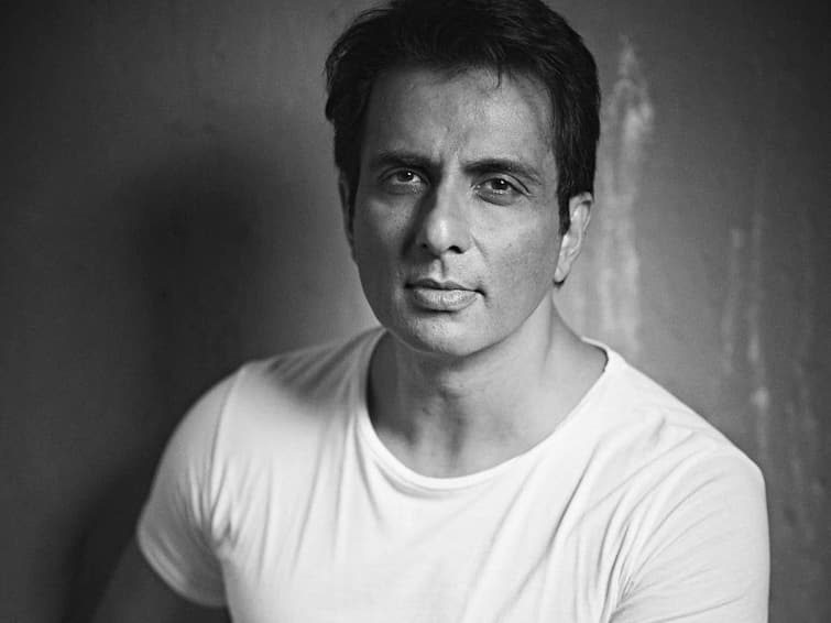 Sonu Sood Slammed For Travelling On Footboard Of Train Sonu Sood: తప్పుడు సందేశం ఇస్తున్నారు - సోనూసూద్ ట్రైన్ జర్నీపై రైల్వే అధికారులు ఆగ్రహం