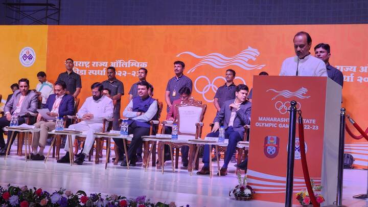 महाराष्ट्र ओपन एटीपी चॅम्पियनशीप स्पर्धेचं पारितोषिक सहा वाजता होणार आहे. मात्र महाराष्ट्र राज्य ऑलिम्पिक स्पर्धेचा शुभारंभ अद्यापही सुरूच आहे. अजित पवार वारंवार घड्याळाकडे बोट दाखवून तेच सूचित करत होते, अशी चर्चा सभागृहात रंगली होती. म्हणूनच स्वागत गीत होताच सूत्रसंचालक जितेंद्र जोशी यांनी प्रस्तावना झाली, असं सूचित केलं.