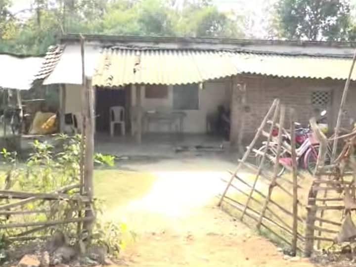 आता या बकरीच्या गोठ्यात भरणाऱ्या डिजिटल शाळेत पहिली ते तिसरीच्या केवळ सहा मुली आणि दोन मुले शिक्षक घेत आहेत.